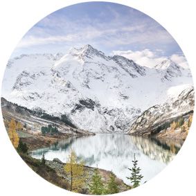 El Agua de Cuevas brota de las montañas naturales de Asturias